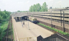 "Peron przystanku Olszynka Grochowska na linii Warszawa Otwock (w głębi - hala rewizji wagonów)", 1992. Fot. J. Szeliga